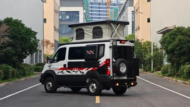 1月28亮相成都房车展全时四驱三把锁AG