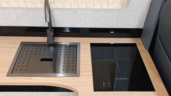 1月28亮相成都房车展全时四驱三把锁AG真人直营这才是能越野的露营车1(图3)