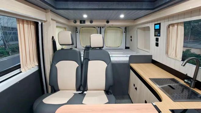 1月28亮相成都房车展全时四驱三把锁AG真人直营这才是能越野的露营车1(图2)