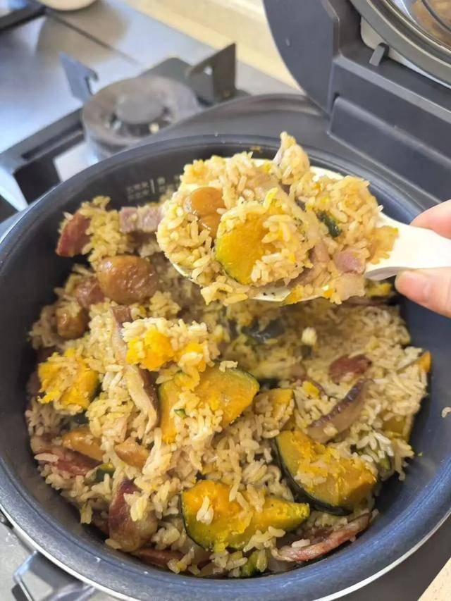 速途中随时享用美味为旅途方便他们还带了个简易“厕所”ag真人平台第一游戏浙江夫妻回老家过年带一锅焖饭上高(图1)